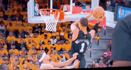 镜头一是季后赛中文班亚马在扣篮时被对手推了一把的画面，文班亚马落地之后继续参与进