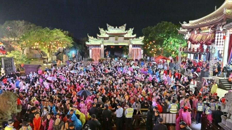 演员刘涛守夜庆妈祖诞辰1066周年，向妈祖行三献礼，并献上生日蛋糕祈愿四海祥和、