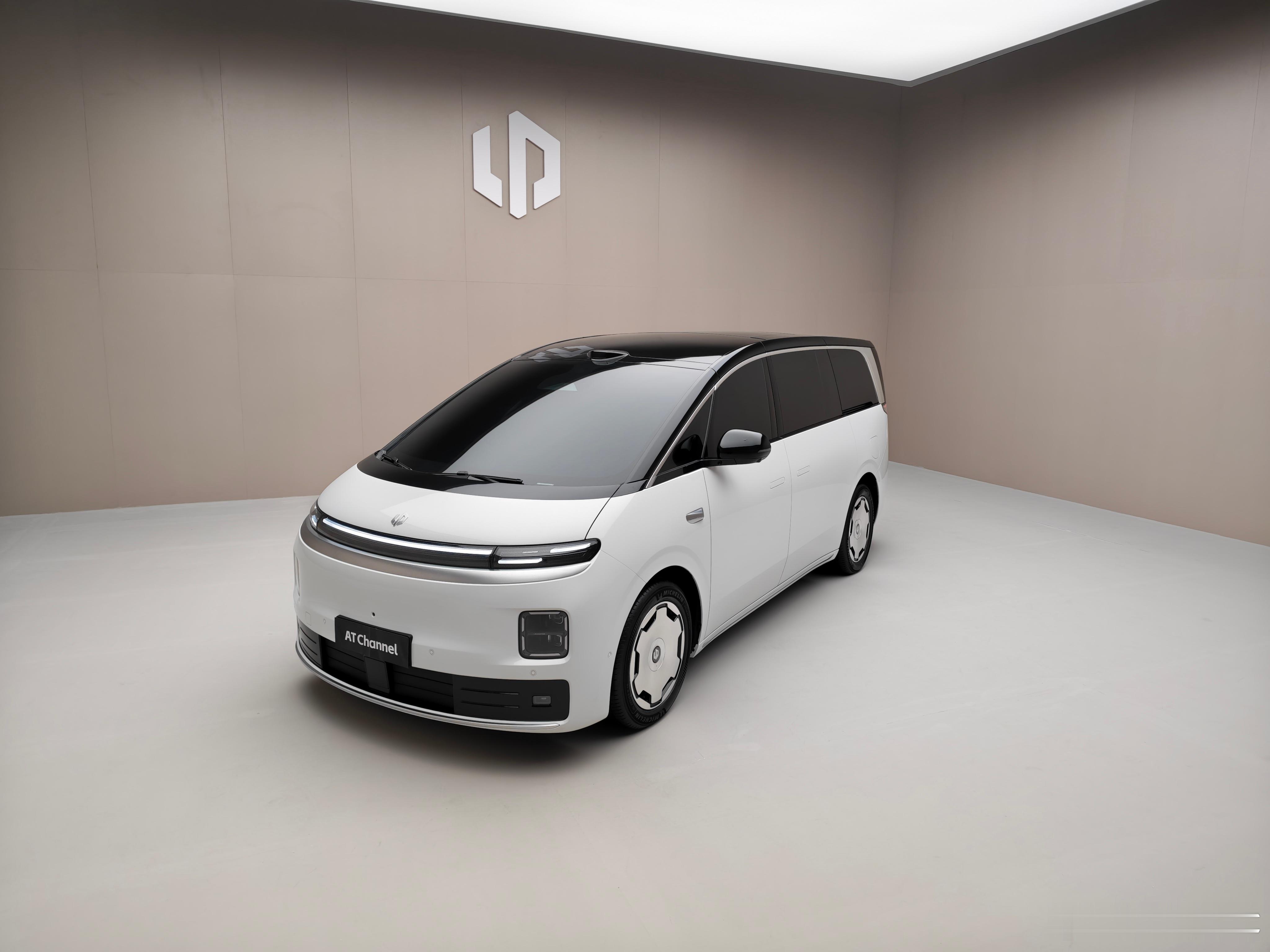 零跑首款MPV D99登场！超5.2米车长+3.1米轴距，空间气场双在线。寰宇之