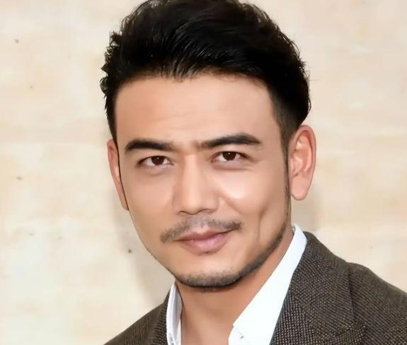 看不清对面是谁时，别急着骂他耍大牌。
横店片场，几位老艺术家迎面走来。
杨烁直直