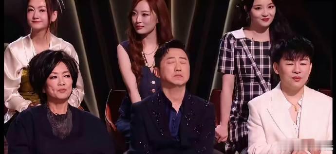 歌手连续两届首期都唱了新歌歌手歌单赛期编排做出调整，首期舞台呈现形式焕然一新 