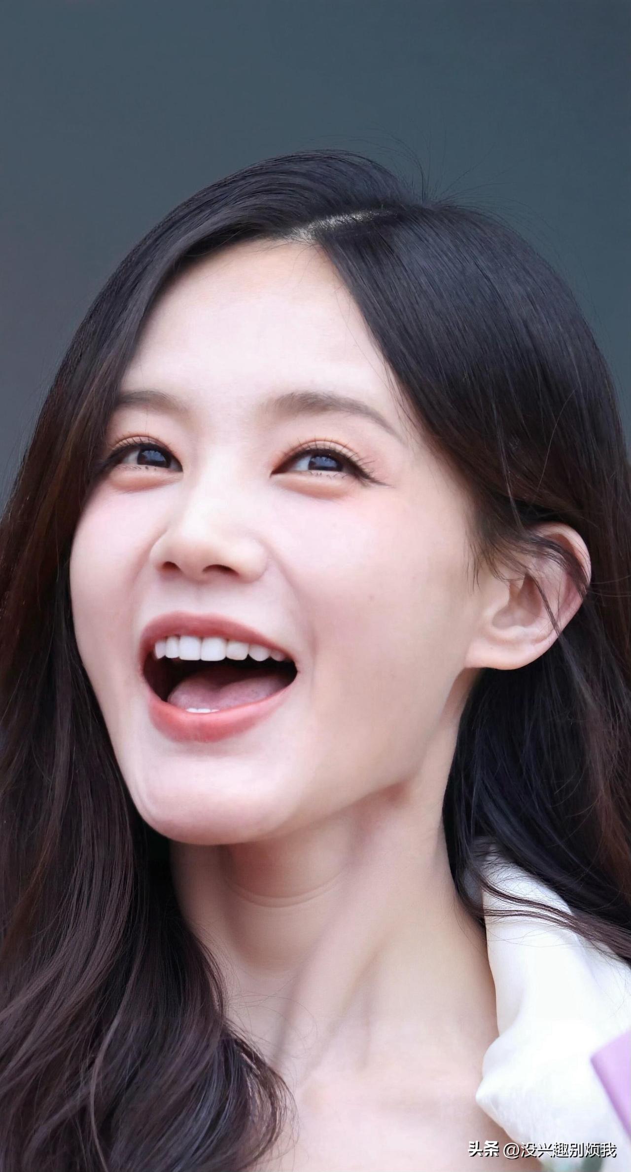 李一桐，这一笑，直接甜到我心巴上了[捂脸]