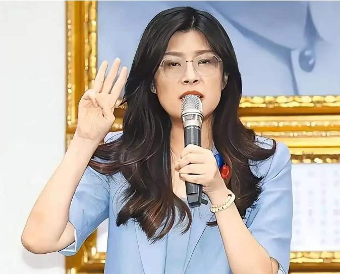 郑丽文要6月份去美国了！此前对着镜头她喊出，我不想在大陆和美国之间二选一！可这话