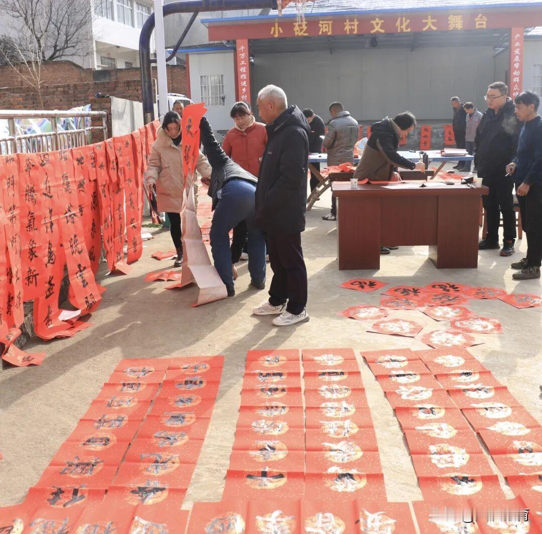 1月27日，汉中市团市委组织相关单位及青年志愿者赴勉县茶店镇小砭河村开展新春帮扶