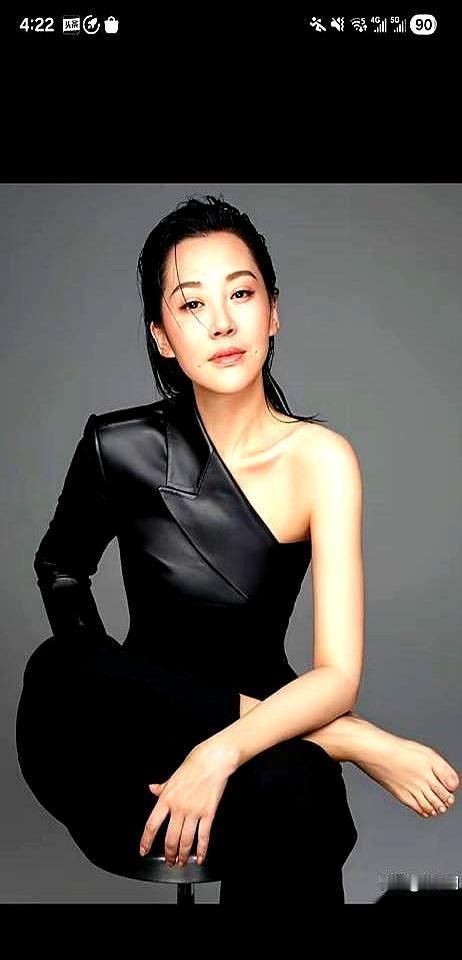 57岁穿着睡裙坐马路牙子，手臂松垮素面朝天。
她私下就这副模样。
黑框眼镜配保温