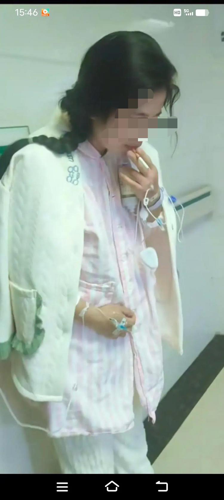 真服了！刚剖腹产的女子趁屋里没人，挂着针、伤口没好就偷摸抽烟，被医生抓包狠训！医