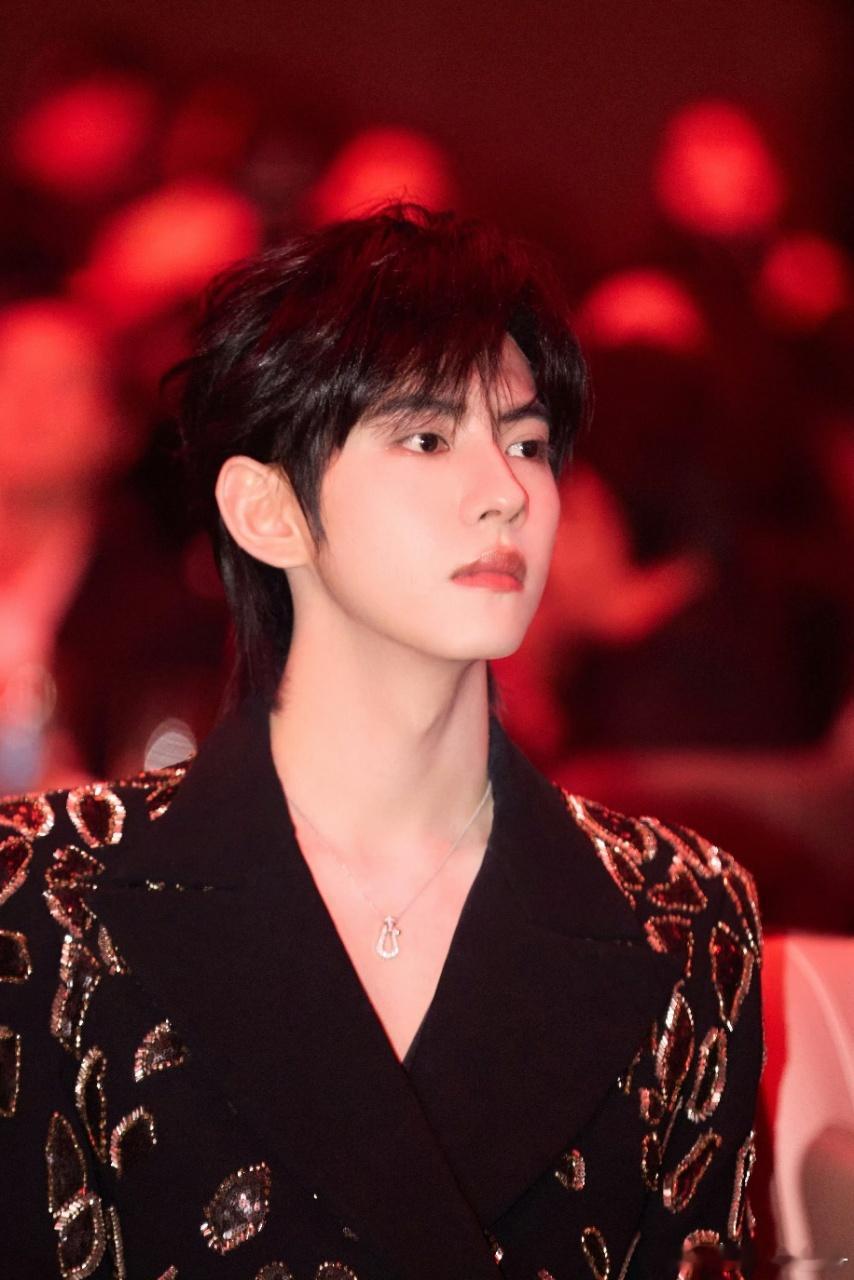 刘轩丞冷脸萌大学生的形象，仿佛是青春里的那个男孩，低调又有魅力。厦门见！