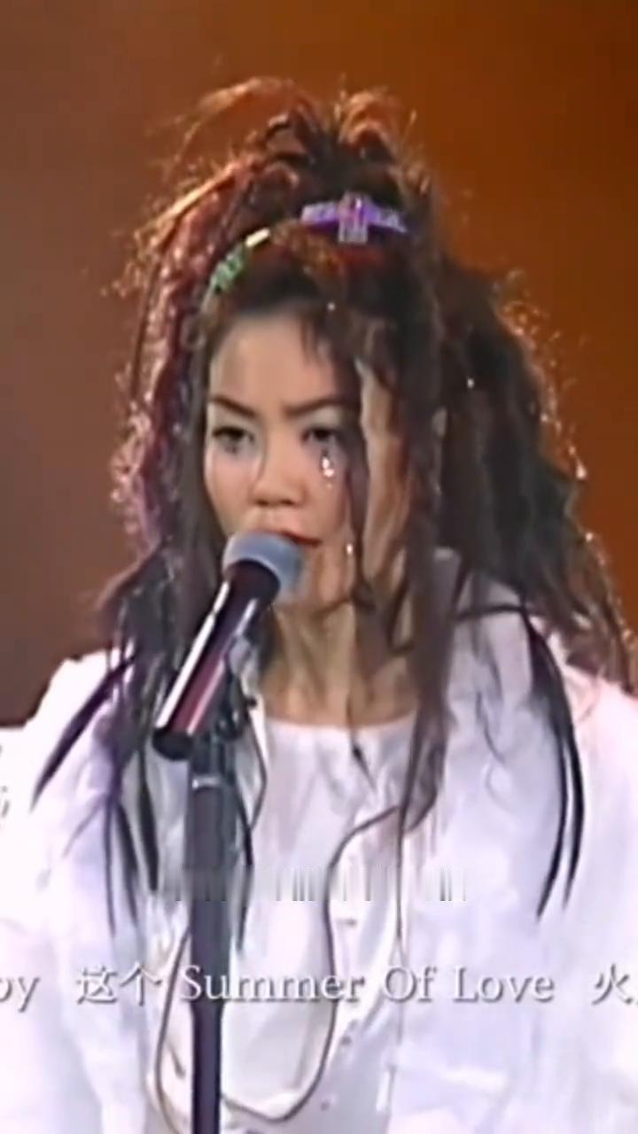 窦靖童，你这是要把王菲走过的路再走一次吗？
6月19日歌手2026舞台，窦靖童复