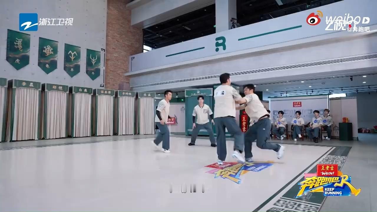 李晨撕名牌再现1V3名场面奔跑吧 我的天！李晨又双叒来1V3了，“眼色撕名牌”这