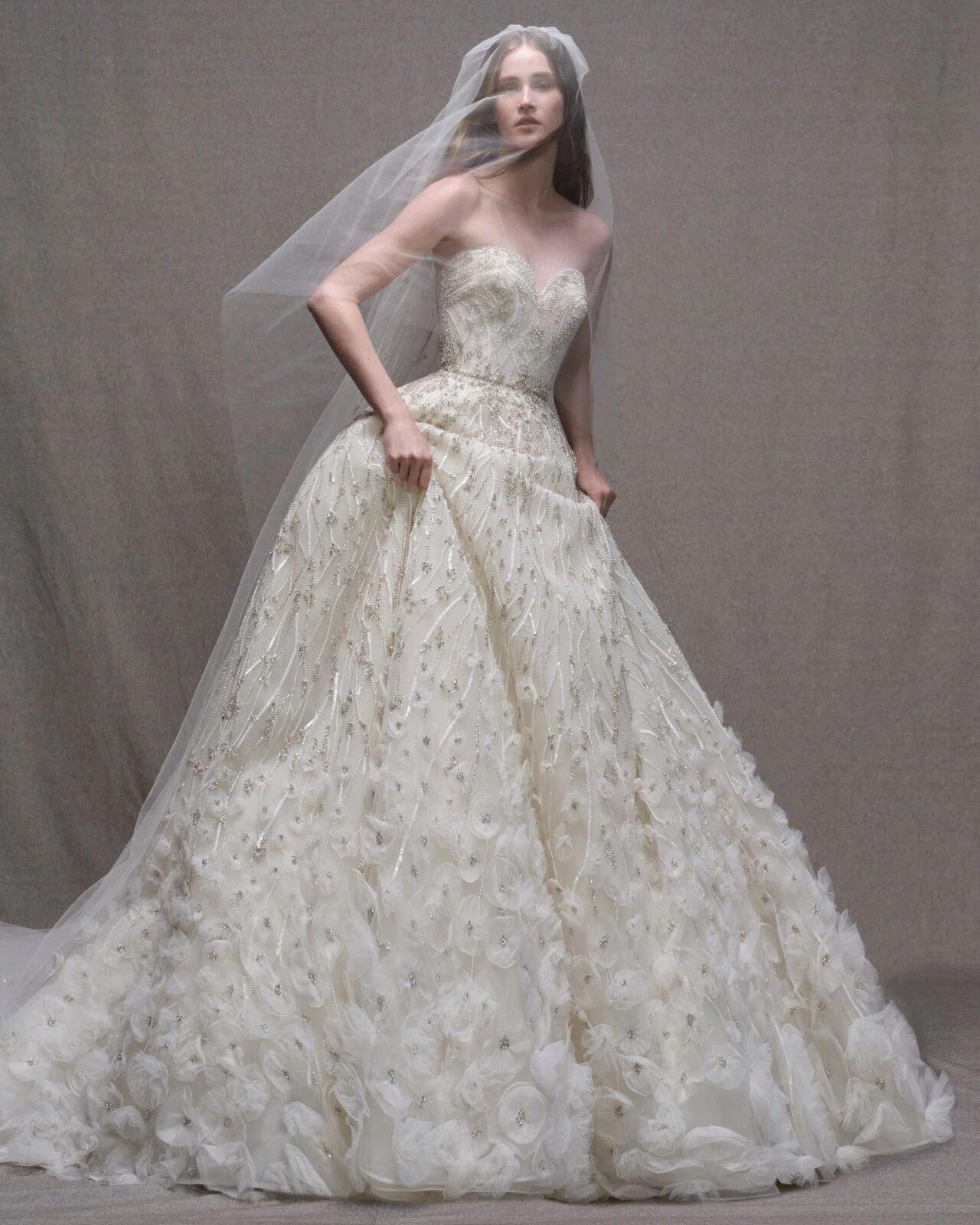 婚纱作为婚礼的核心元素，不仅是仪式感的象征，更是展现个人风格的重要载体。