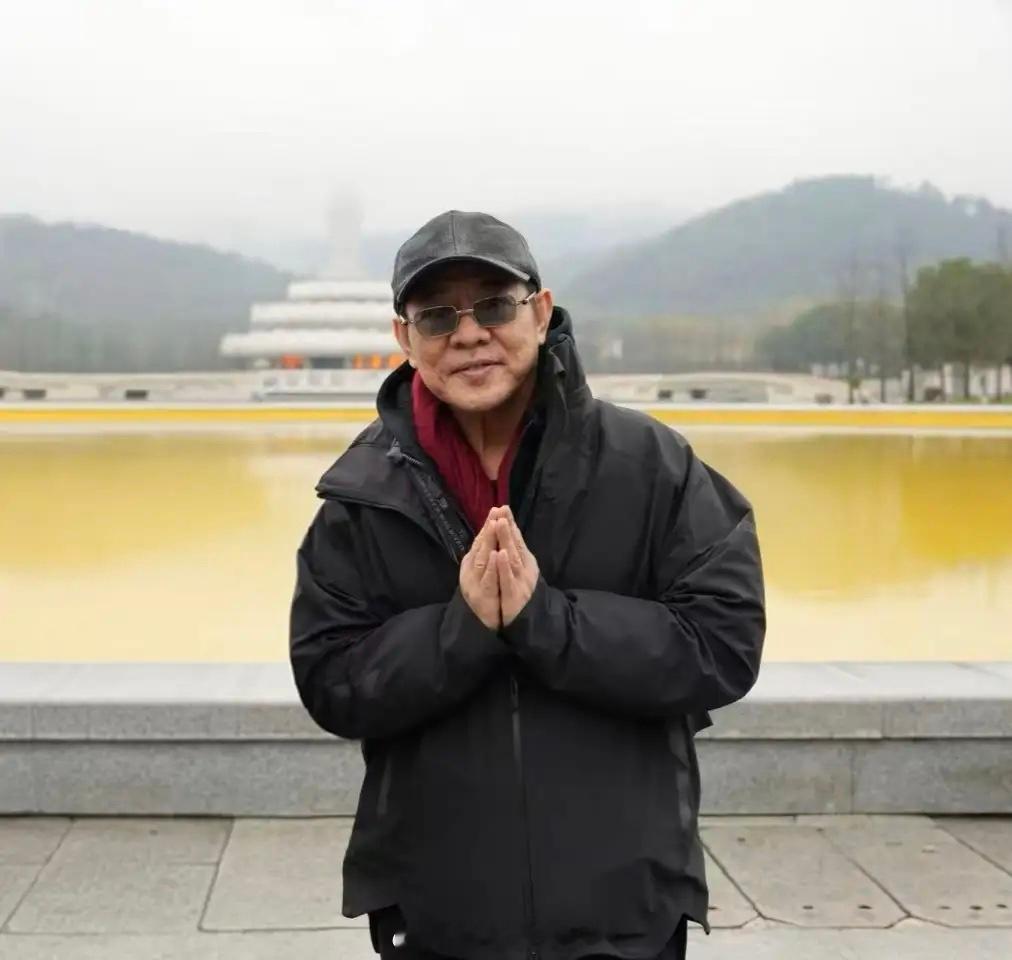 李连杰现身安徽九华山祈福，他穿着一身黑色羽绒服，面色沧桑憔悴，整个人看起来苍老了