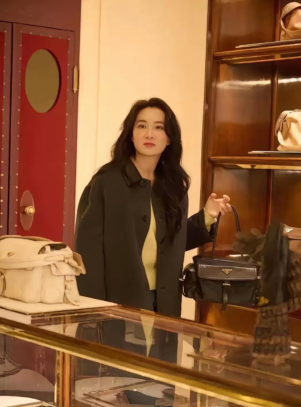 女神瘦了，好像一位香港女明星，和温碧霞像极了，再也不是年轻时候的样子了，不再胖了