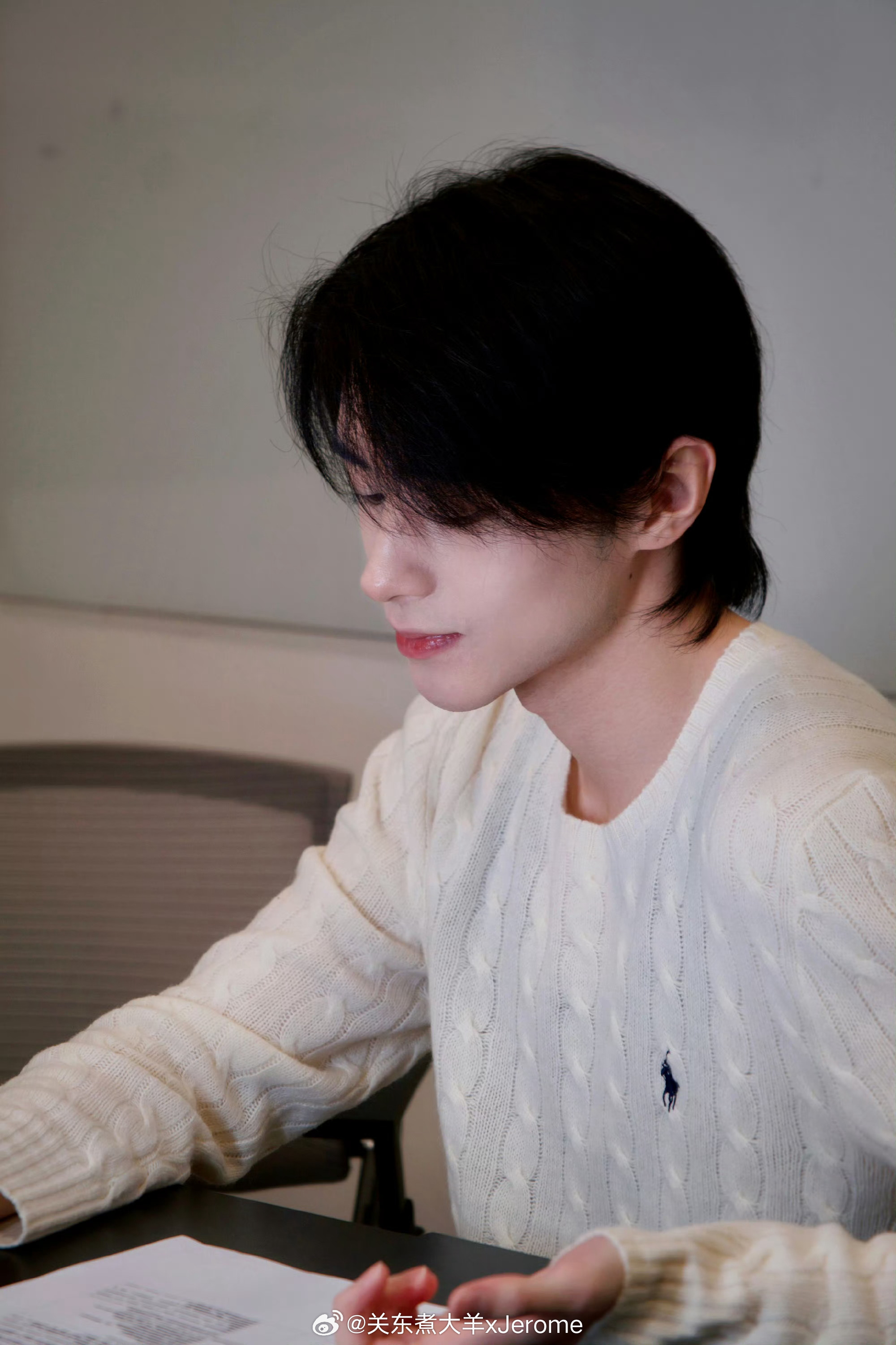 其实还挺想看刺儿演温柔学长这种类型的角色 母性感很强 再偶尔流两滴眼泪展示脆弱感