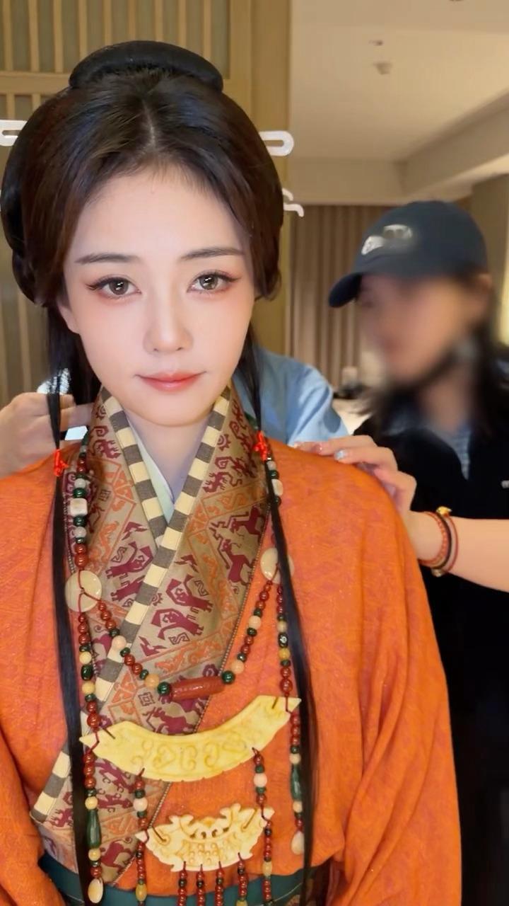 金鹤龙否认白鹿造型费一次20万金鹤龙回应白鹿20万一次造型金鹤龙回应白鹿造型费
