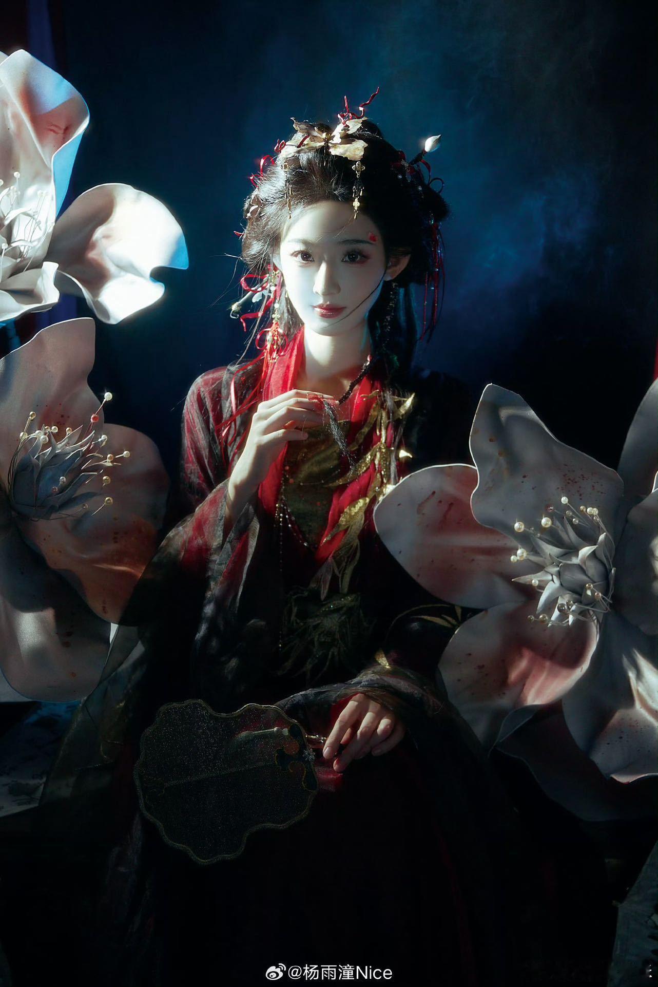 杨雨潼彼岸花拟人 太惊艳！告别《暗河传》白鹤淮的灵动少女感，眼神凌厉自带肃杀氛围