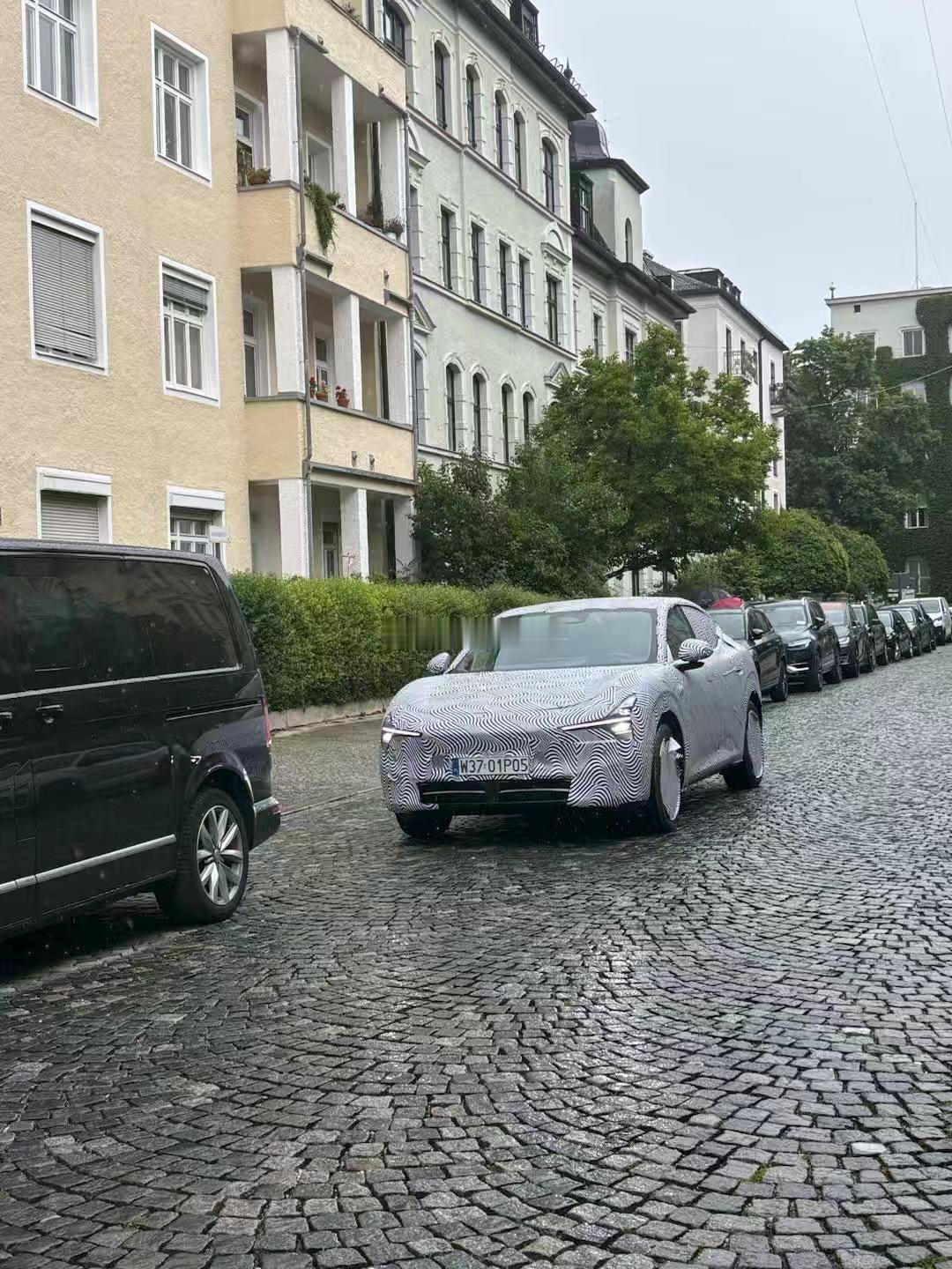 小鹏的新车真是一点儿都藏不住啊，又有人在德国慕尼黑的道路上拍到了L03，德国算是