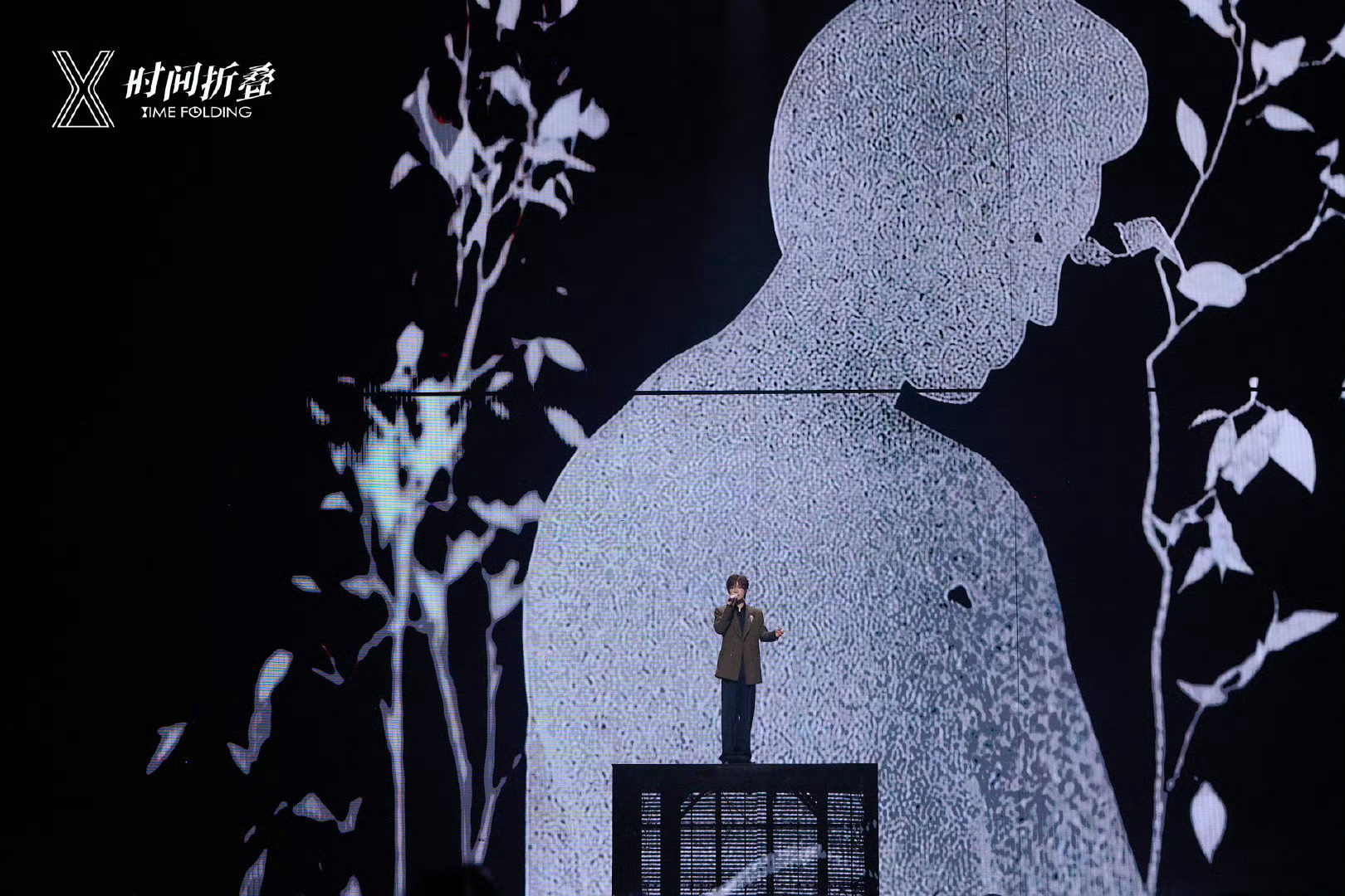 昨天看了徐良深圳演唱会的一些视频，好有诚意的舞台，从舞美到歌单，处处尽显用心，完