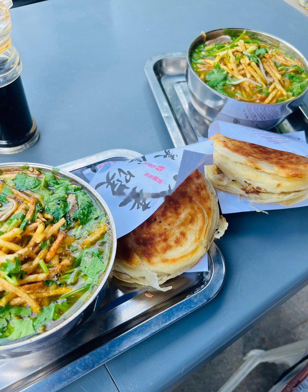 我和爸爸的早餐，这家的不咋好吃，炸土豆条能吃到一股味道，油旋也一样。 ​​​