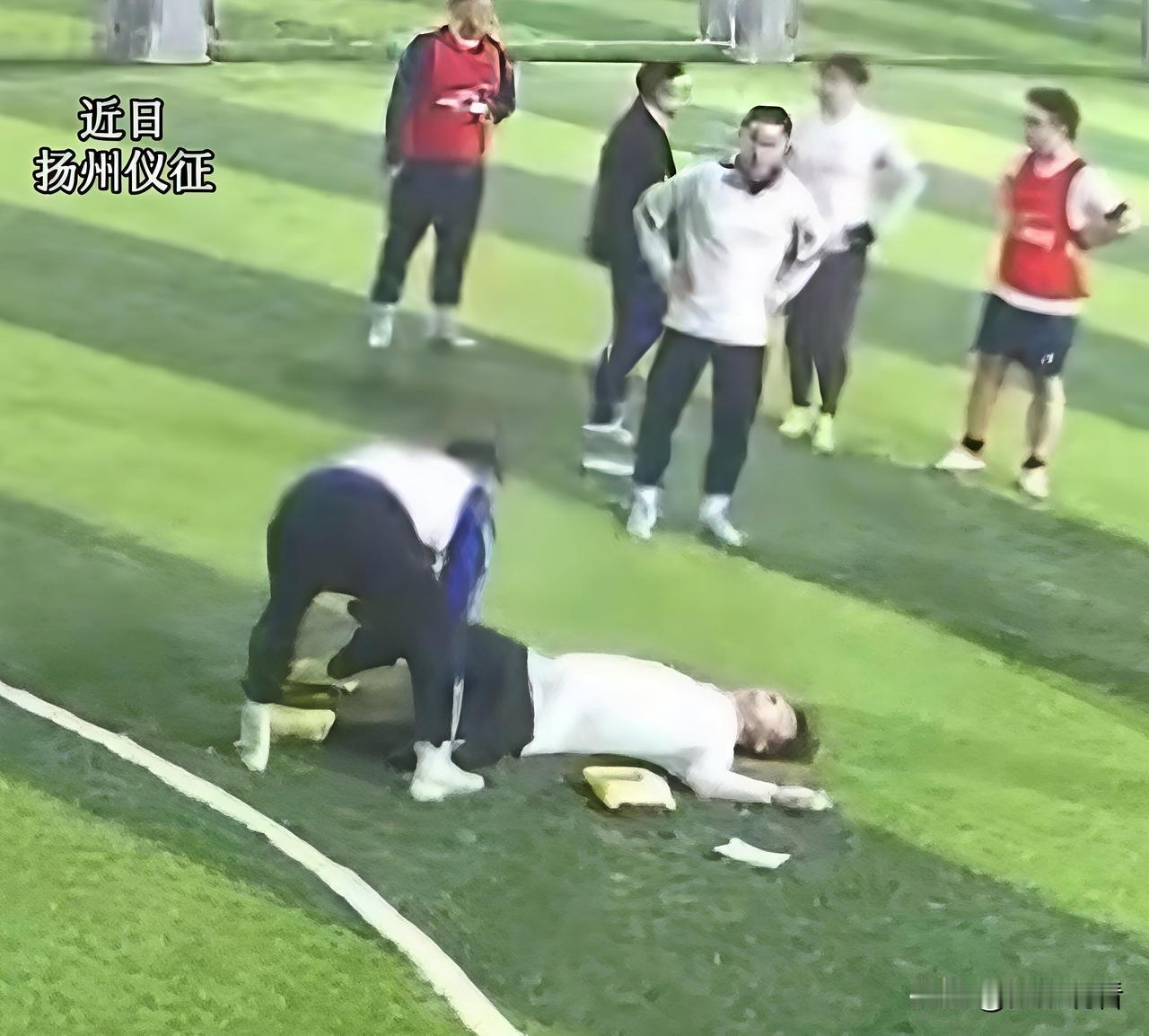 真的被扬州仪征这位陈先生狠狠圈粉！👍
 
打球时遇到素不相识的球友突然倒地，心