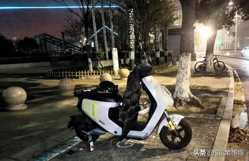 张雪峰老师的员工太有心了
把本来收起来的电动车
又很有心的放到了楼下，就怕张雪峰