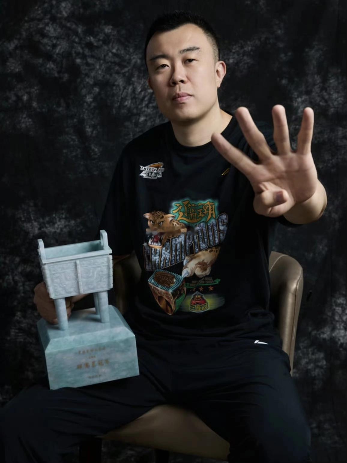 今天是辽宁球员、“功夫熊猫”韩德君的38岁生日我的观赛搭子cba30年有你有我 