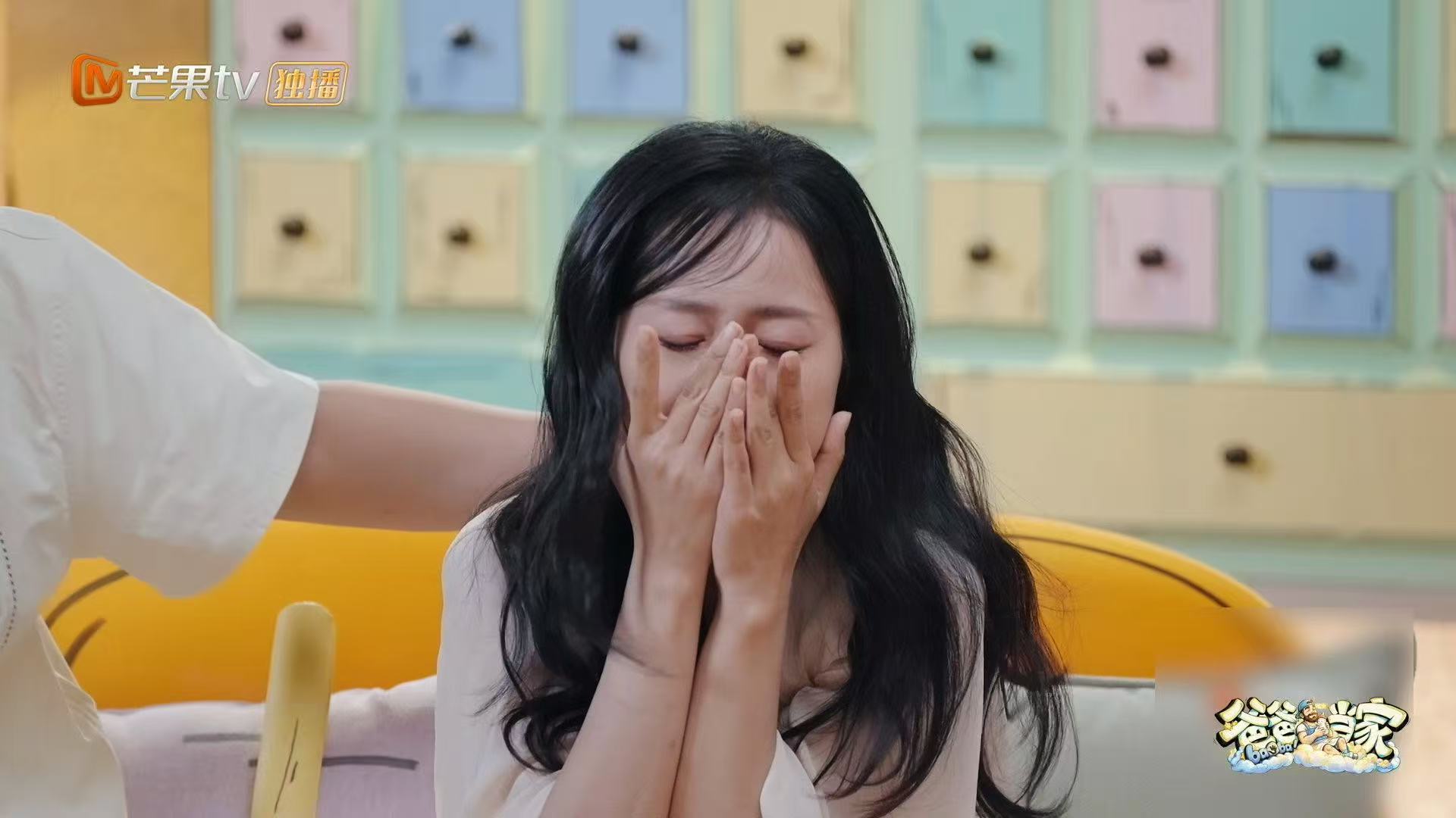 黄寸芷观察室痛哭爸爸当家 黄寸芷从小跟着舅舅舅妈长大，全家福对她来说一直都是奢侈