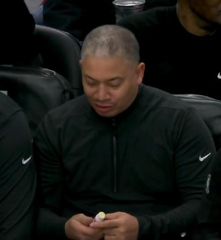 据随队记者报道，泰伦-卢对此今天的比赛非常不满，主要抱怨点：本该是一场大胜；失误