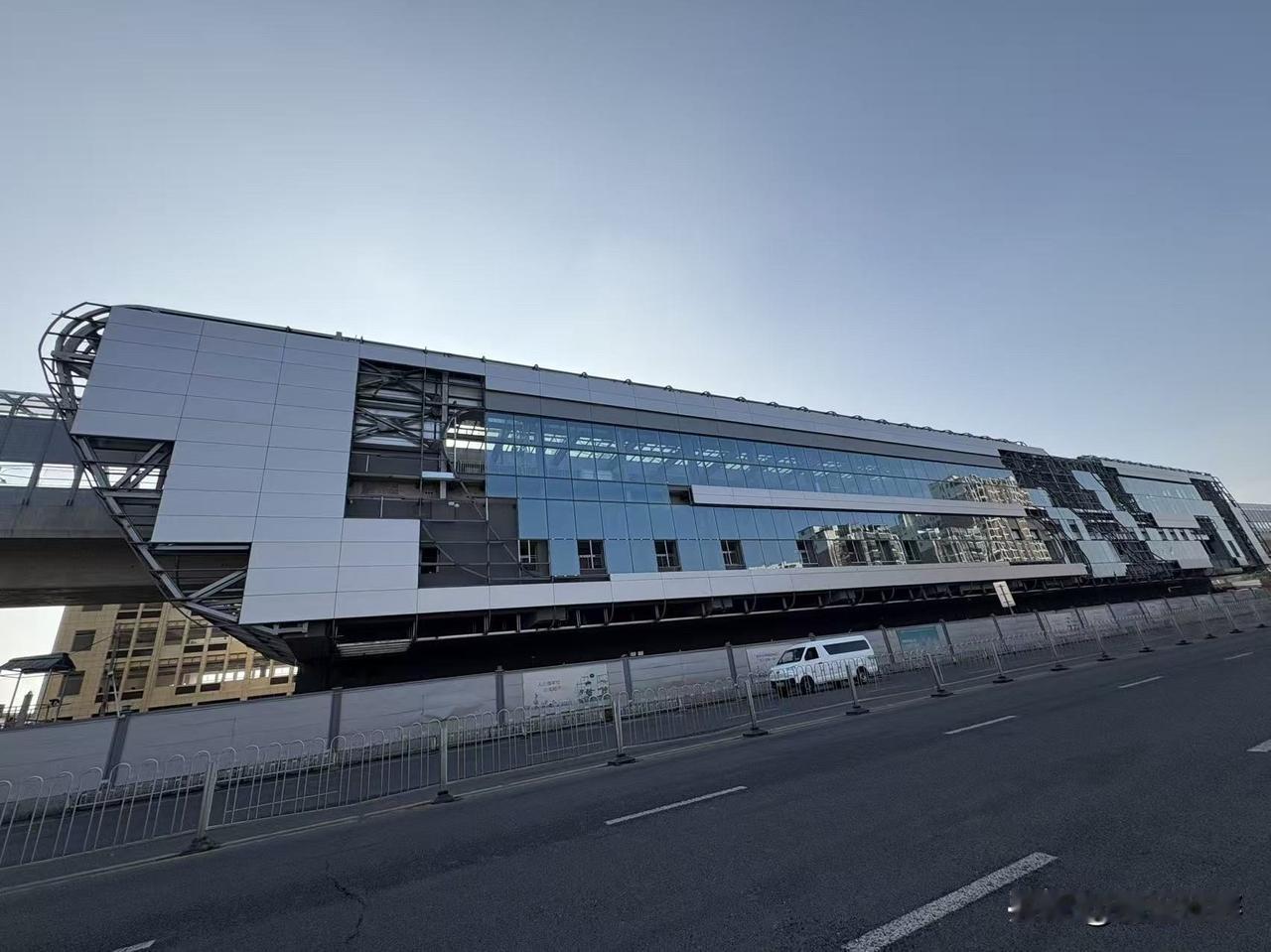 合肥机场S1号线高架站的最新面貌曝光。
合肥机场线跨越两市两县两区，同时它也是合