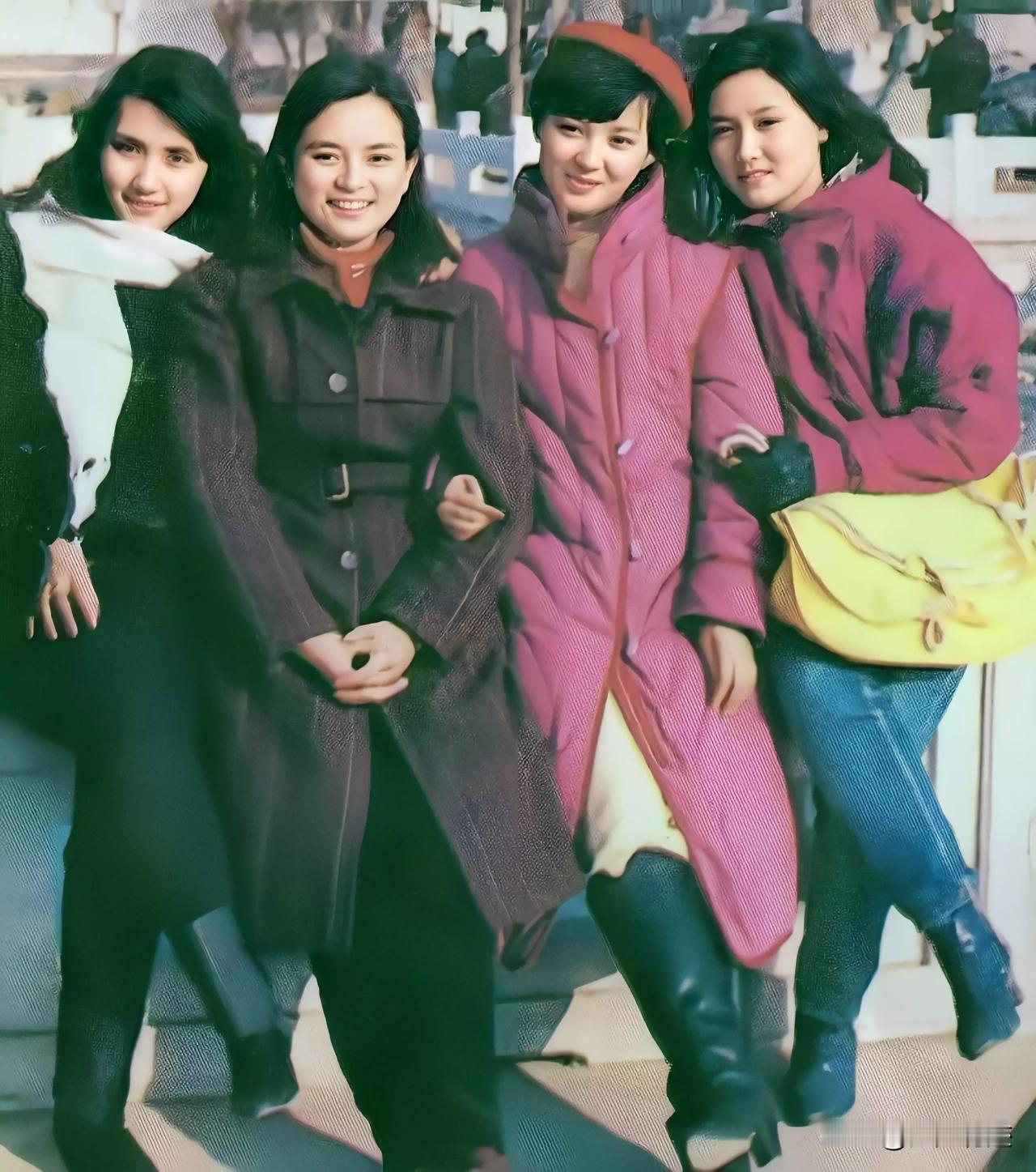 这四位红楼女孩，你能认出几位？当她们纷纷褪去古装，穿上现代装，并且裹得严严实实的