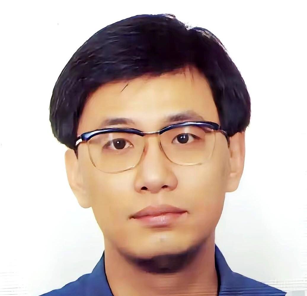 王家卫的镜头里，每一帧色彩都像有生命，而张叔平，就是那个让旗袍会呼吸、布景会说话