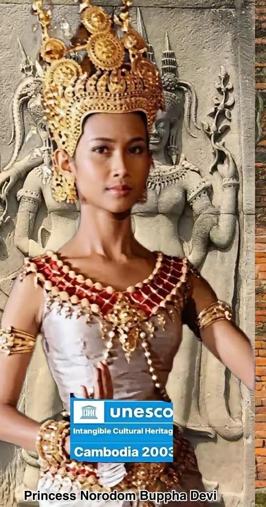 红颜弹指老，刹那芳华。看柬埔寨的帕花黛薇公主，年轻时长得那么美貌多姿，老了就变了