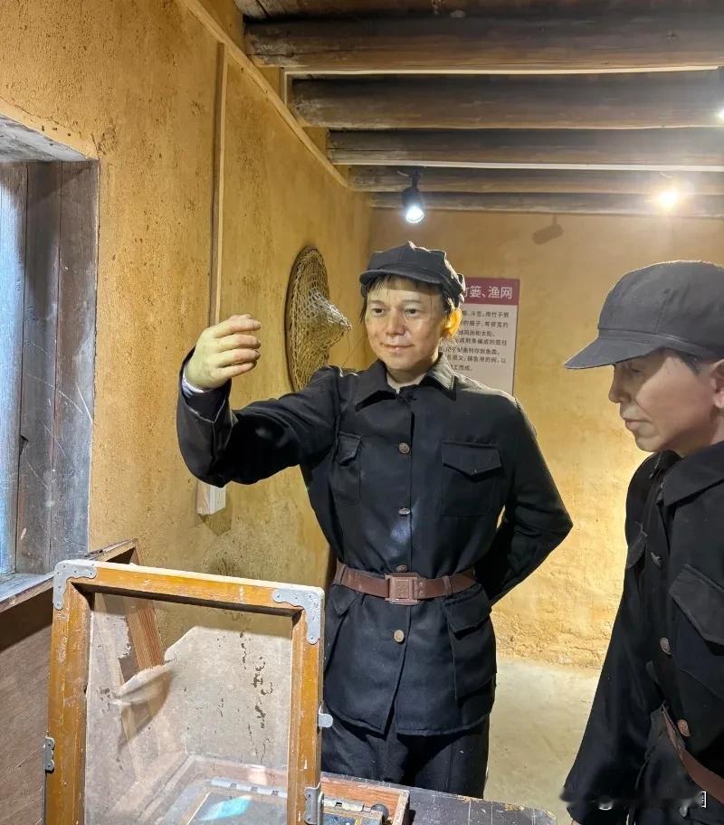 村里的历史展馆竟然也有何炅的身影，这也太像个，杜莎夫人蜡像馆都做不了这么像的，你