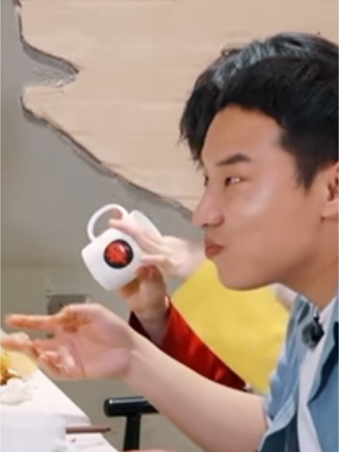 笑死了苏新皓杯子里好像有什么东西又是看又是伸进去掏的 ​​​