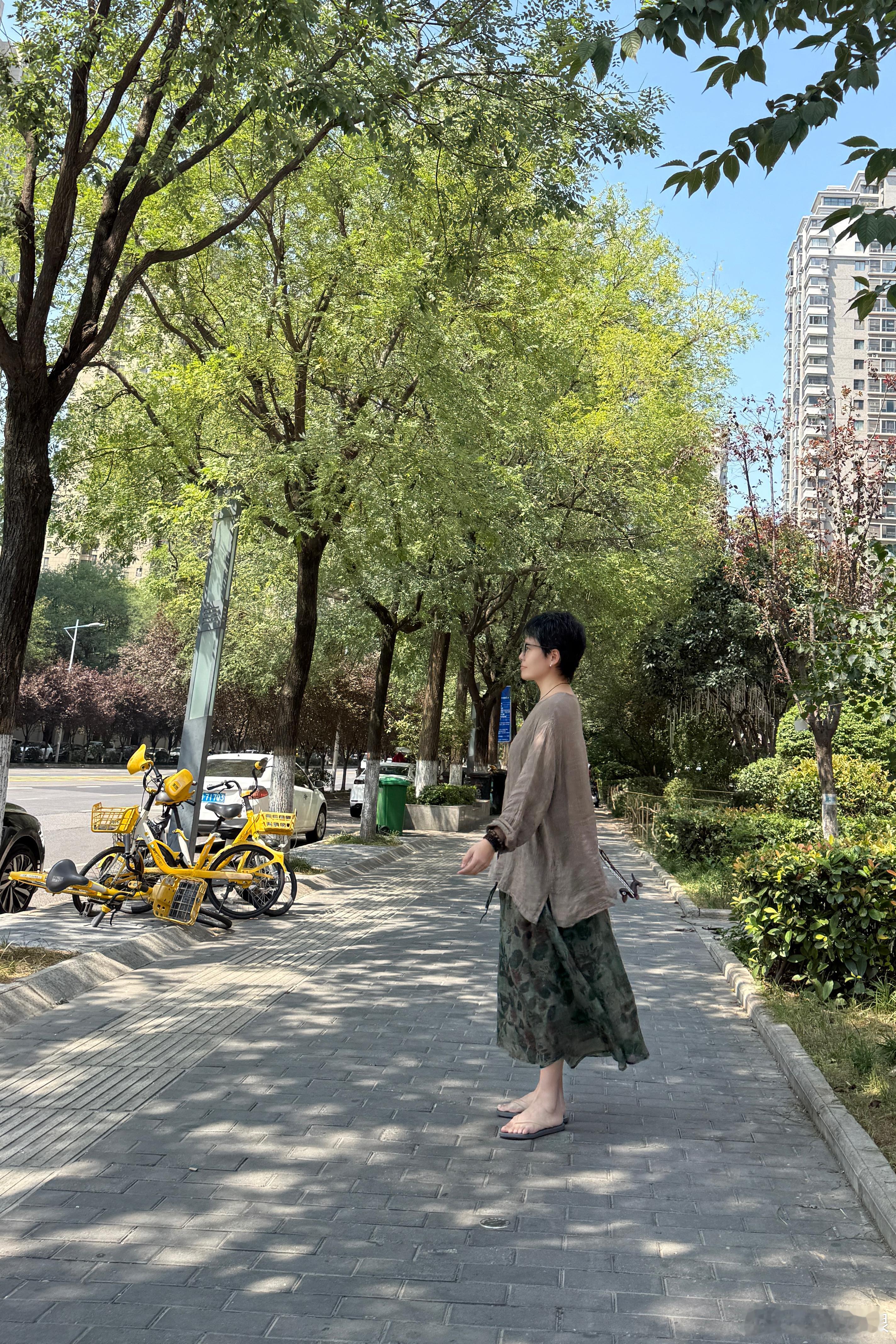 穿搭 一个夏天都在穿棉麻的女人！松弛自在，其他都不重要。昨天还和磊哥聊，这几年穿