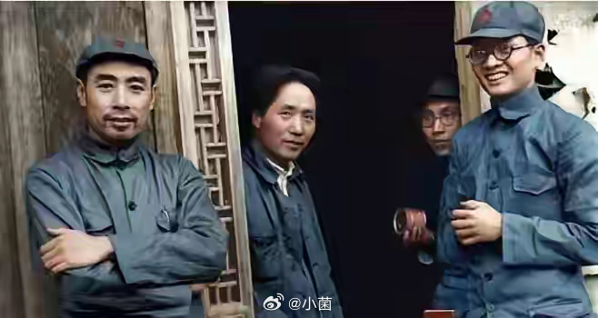 1937年，延安毛主席窑洞门前合影留念。周恩来总理立于门前，毛泽东主席在门内，笑