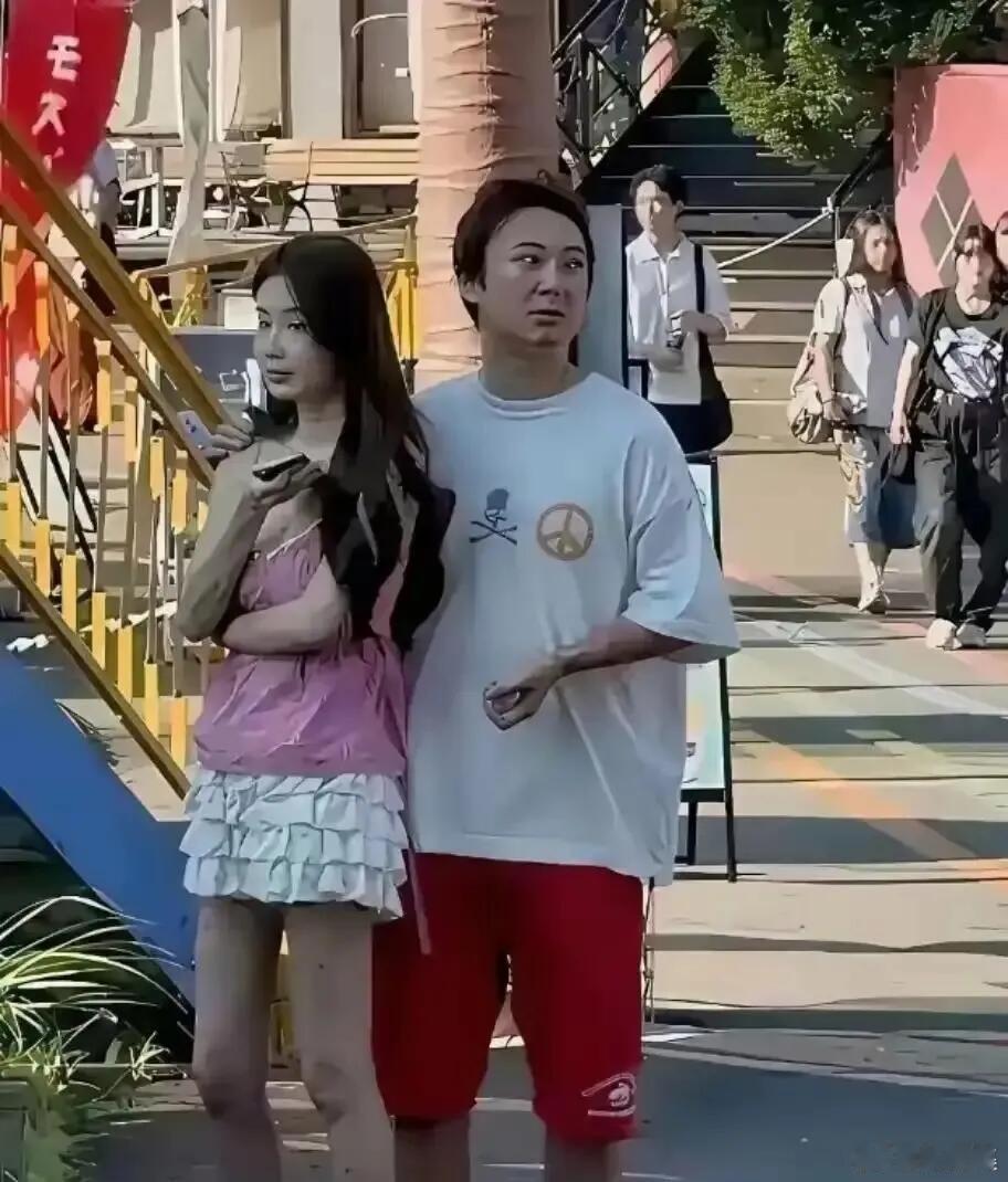 看完王思聪近况顿悟：再有钱也兜不住透支的最近路人抓拍的王思聪生图，真的让人感慨万