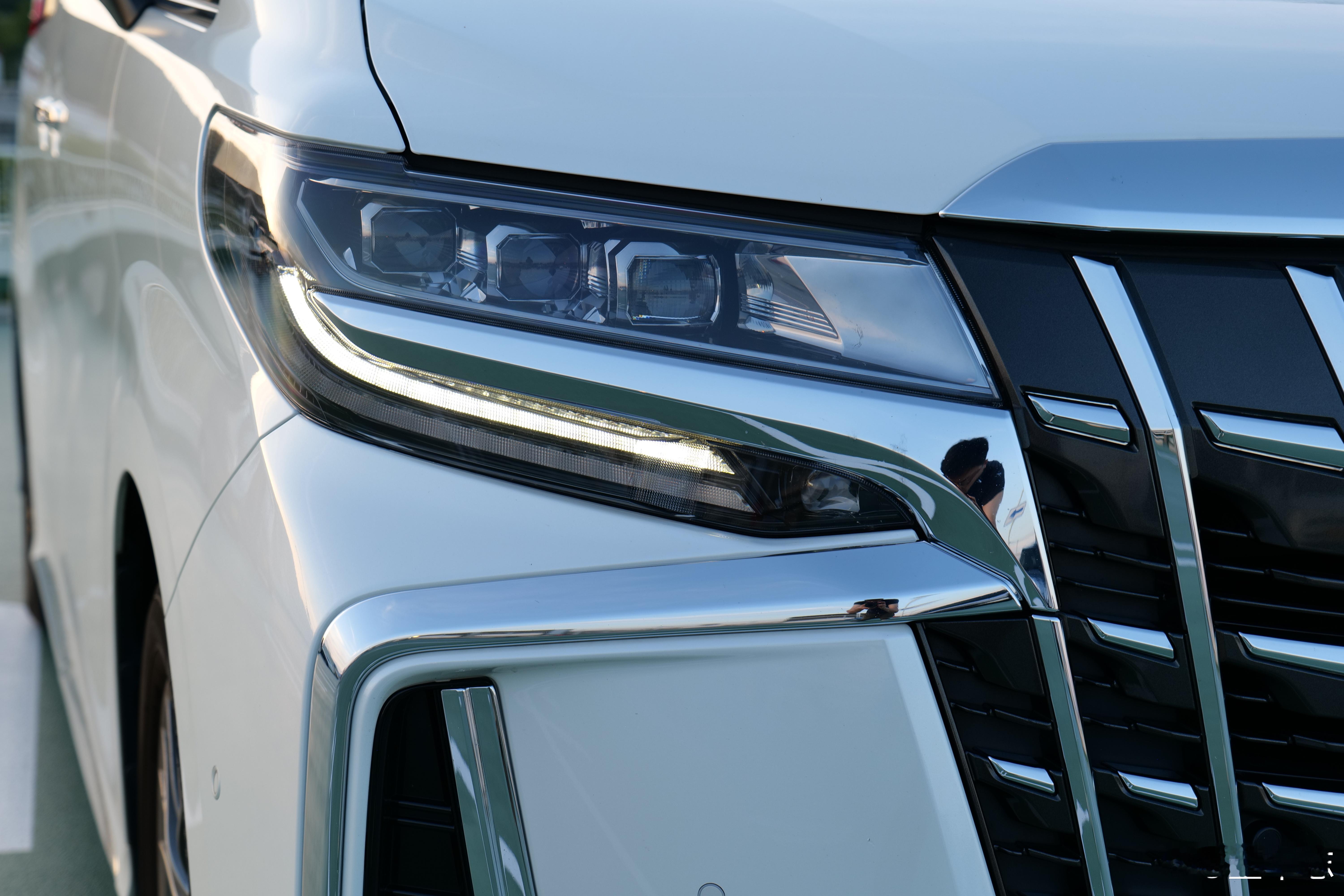 哪个瞬间让你觉得这车值了每次在高速上轻点油门的那一刻，我都觉得这辆V6买太值了。