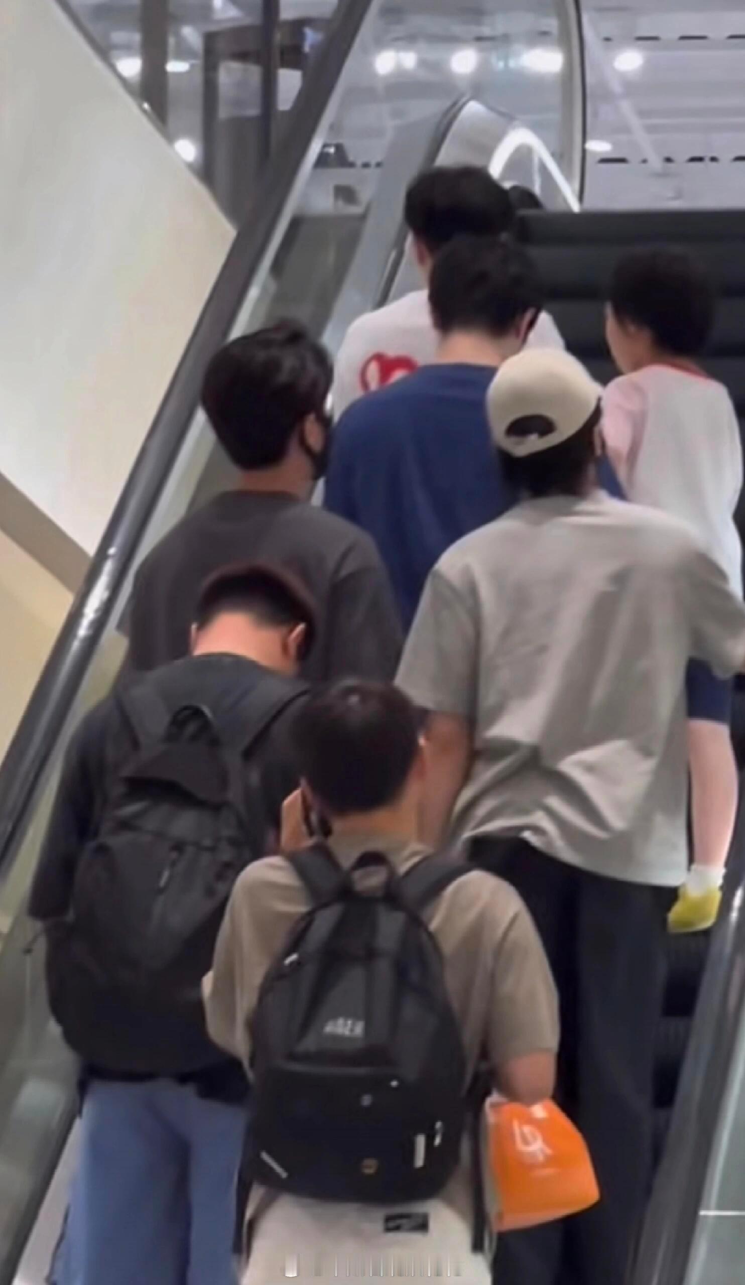 网友杭州偶遇丞磊曾舜晞逛街 哥俩好啊 ​​​