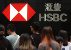 【#汇丰银行拟裁员2万人# 】3月19日，彭博社披露，汇丰控股正计划在未来数年大