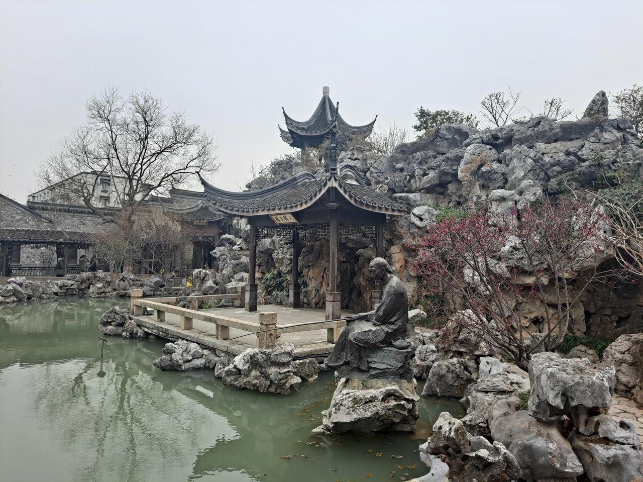 中式建筑“一步一景、移步换景”，老祖宗的好东西可一定要传下去。
景到随机，在涧共