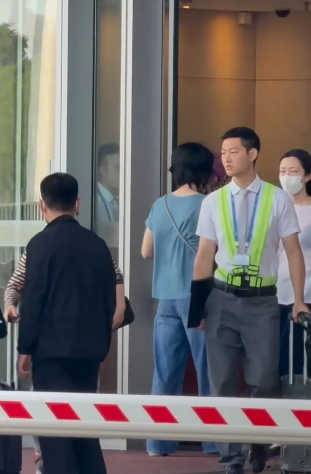 王菲带着女儿李嫣，从大理返京，母女俩罕见同框。
王菲留着一头干脆利落的短发，蓝色