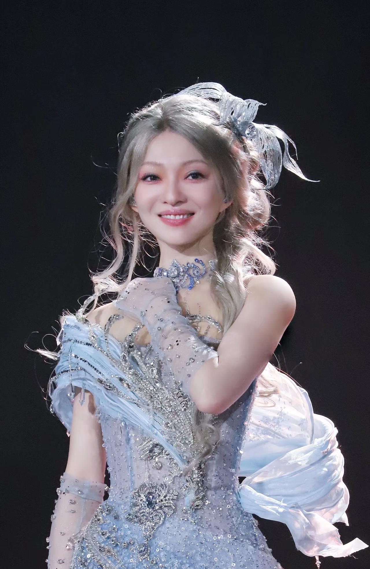 同样都是在演唱会翻唱别人的歌曲。

张韶涵的做法就比单依纯好多了。

当年张韶涵