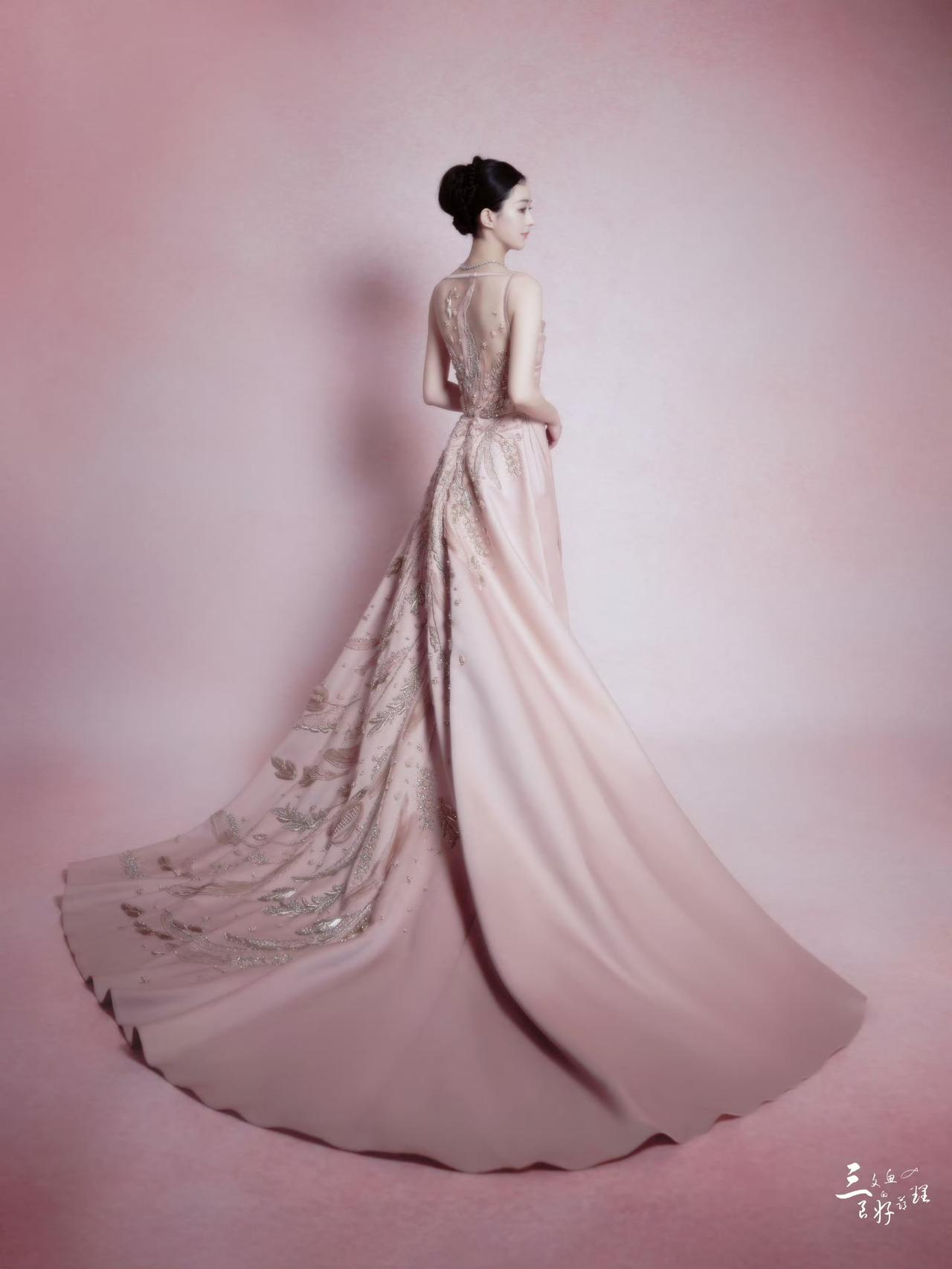 赵丽颖裸粉色礼服造型，东方雅韵拉满
 
赵丽颖这组裸粉色礼服造型，把中式温婉与高