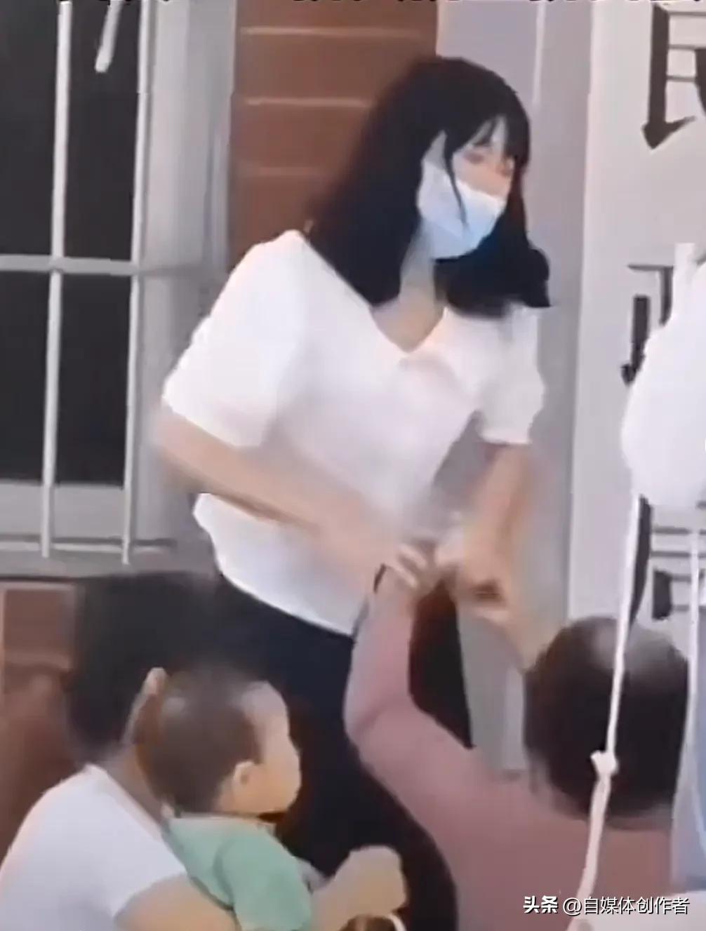 十万彩礼二婚，男子当众自扇耳光悔不当初，妻子却哭诉遭继子女殴打，这场半路姻缘的破