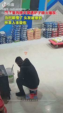 12月6日，山东东营，一男子觉得屋内有些冷，就在家里的炉子烤火，由于木屑放的太多