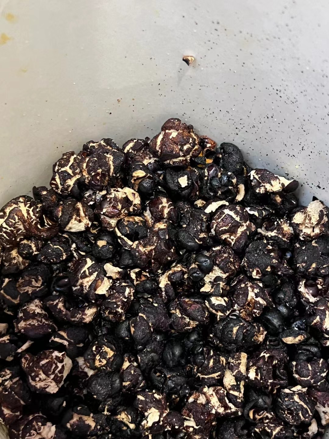 你们没吃过黑松露味的爆米花吗 这是我亲手爆的爆米花 我给到一个夯 