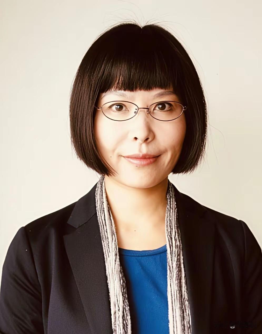 网友按照清华美院丁教授的作画风格，给她创造了一幅自画像，对比照片看起来还挺像的，