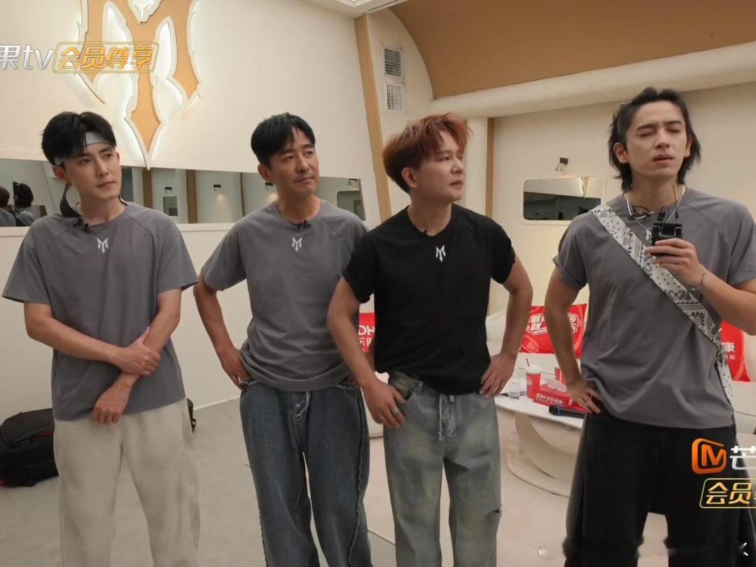 感觉此4人好心酸🥲话说为什么不安排一个大的练习室啊，四个人挤一间小练习室，节目