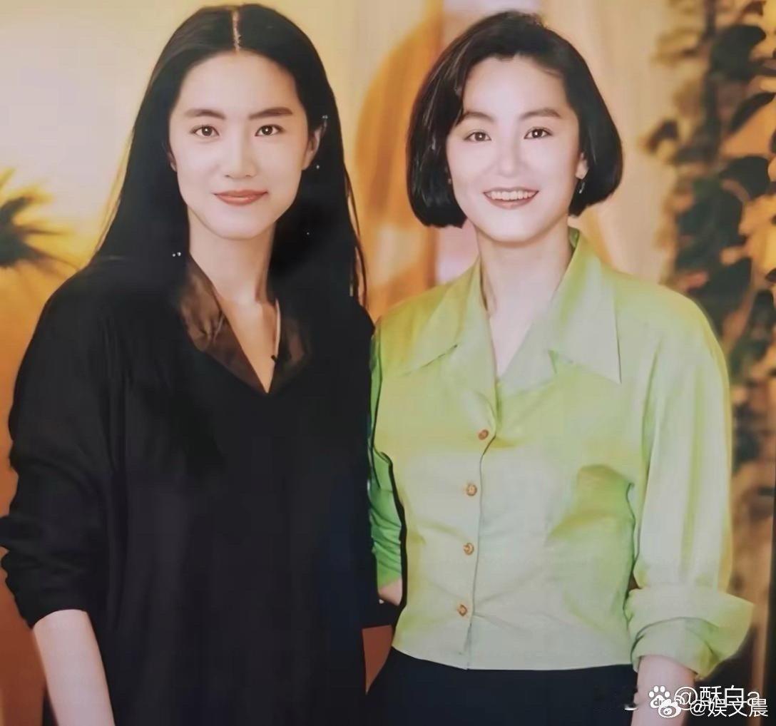 林青霞和替身也太像了吧！颜值气质高度重合，真的让人傻傻分不清楚～ 