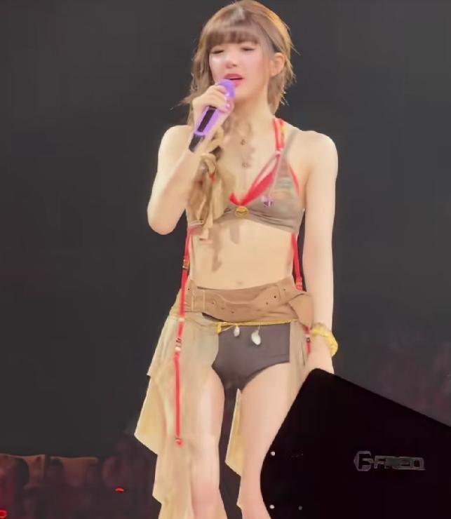 赵露思澳门演唱会，性感热辣的舞姿，和以前清纯的形象差别很大，撕去了甜妹的标签，电